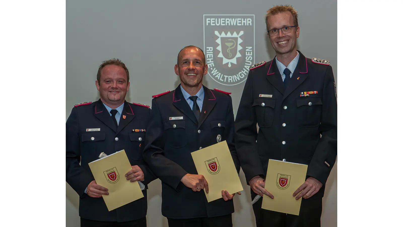 Der erste Ortsbrandmeister der neuen Feuerwehr Riehe-Waltringhausen, Lars Hecht (mitte) mit seinen beiden Stellvertretern Andreas Renner (rechts) und Steffen Preußing (Foto: wk)