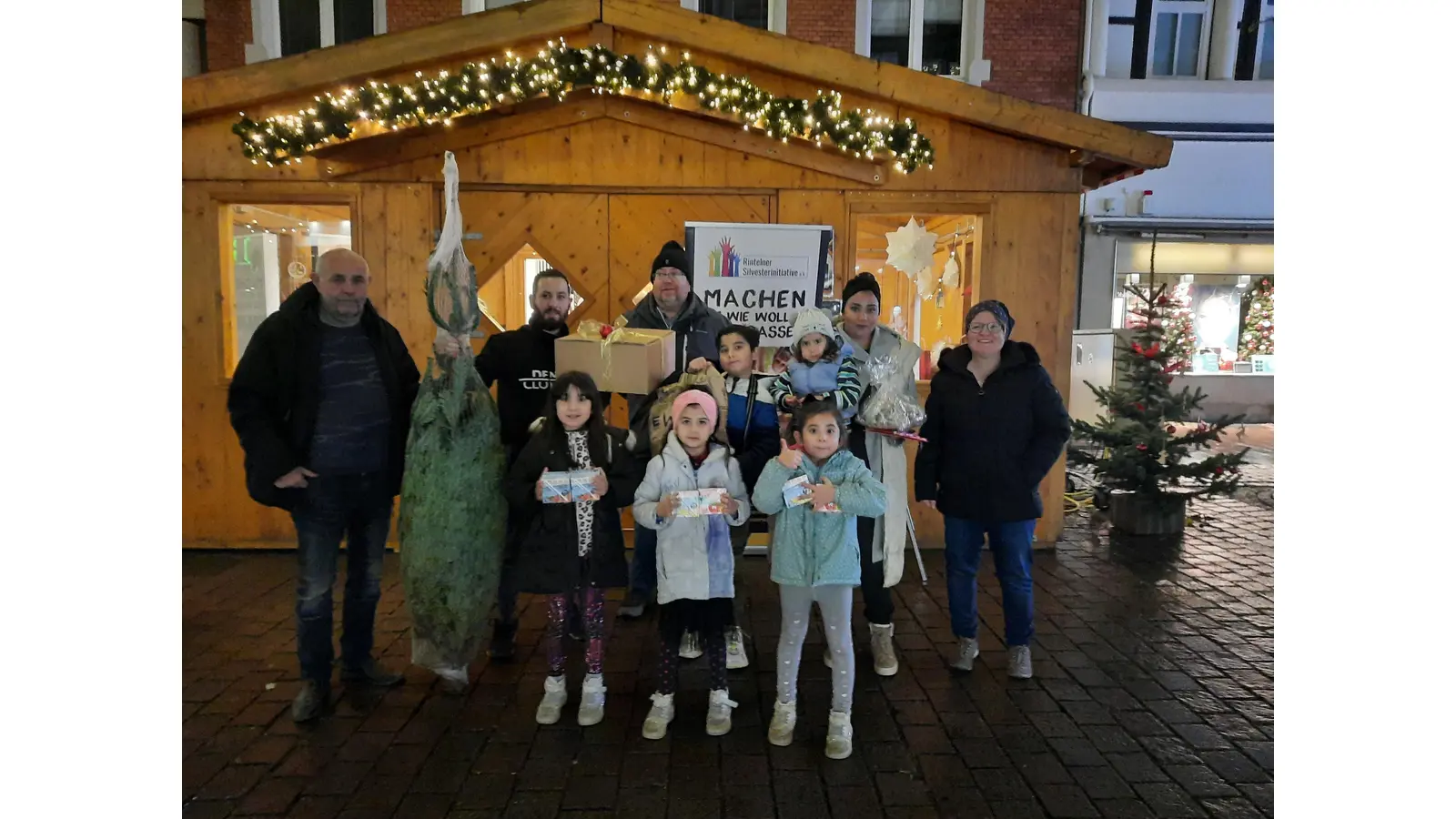 Familie Milanovic freut sich sehr über den Baum. (Foto: privat)