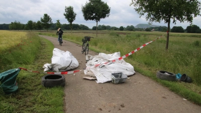 Das ist nicht zu fassen. Mitten auf den Weg wurde von Umweltfrevlern Asbest und mehr entsorgt.  (Foto: gi)