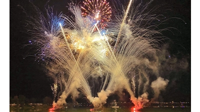 Ein Höhenfeuerwerk der Extraklasse, wie hier am Doktorsee, ist in Rintelns Altstadt verboten. Zu hoch die Risiken von Bränden in der dicht mit Fachwerkhäusern bebauten Altstadt.  (Foto: ste)