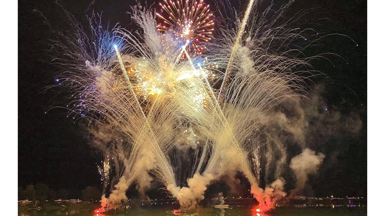 Ein Höhenfeuerwerk der Extraklasse, wie hier am Doktorsee, ist in Rintelns Altstadt verboten. Zu hoch die Risiken von Bränden in der dicht mit Fachwerkhäusern bebauten Altstadt.  (Foto: ste)