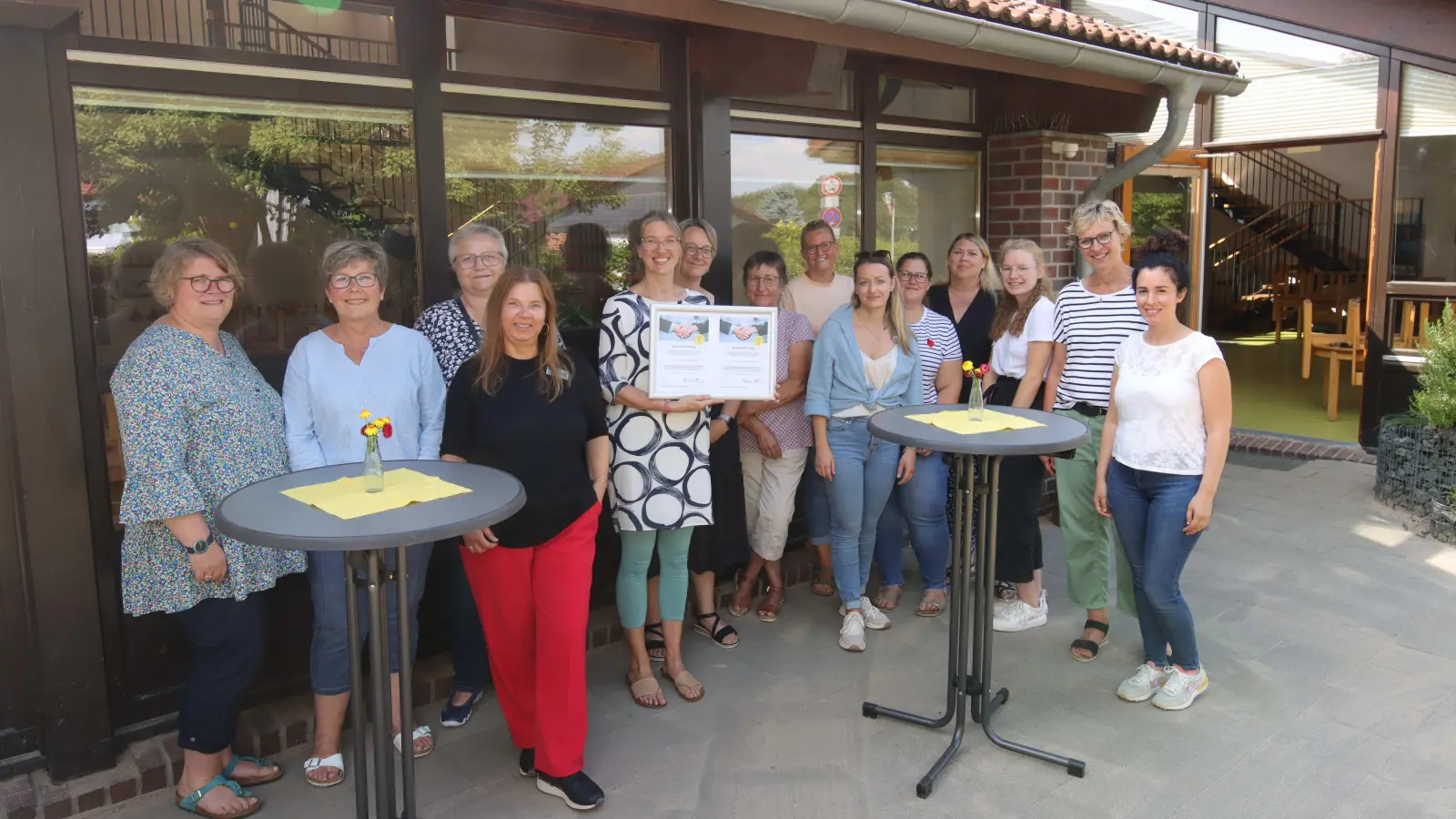 Mit Zertifikat: Das Team der Kindertagesstätte im Beisein von Vertreterinnen der Kirchengemeinde und der AOK.  (Foto: tau)