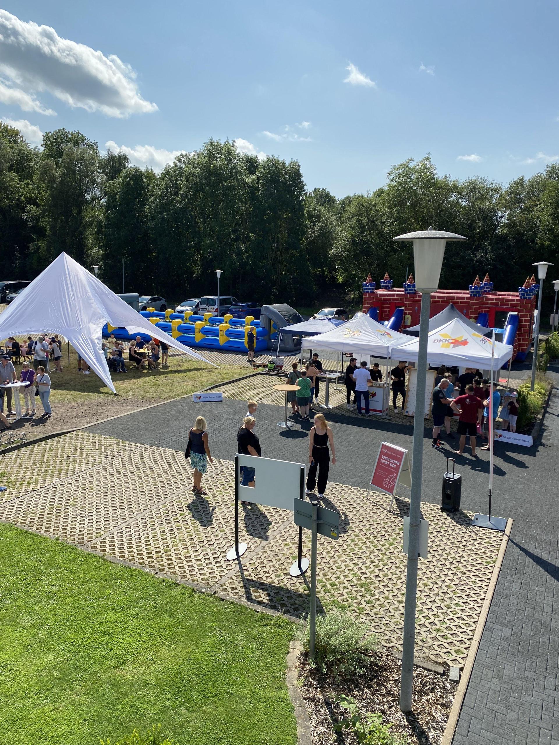 Der Parkplatz vor der Hauptverwaltung der BKK24 verwandelte sich am Sonnabend in eine Eventfläche. (Foto: privat)