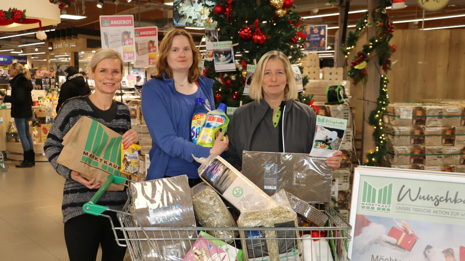 Mit prall gefülltem „Wunsch-Einkaufswagen“ (v.li.): Eileen Haucke, Tierheim Auszubildende Antonia Henke und Ellen Bövers. (Foto: gi)