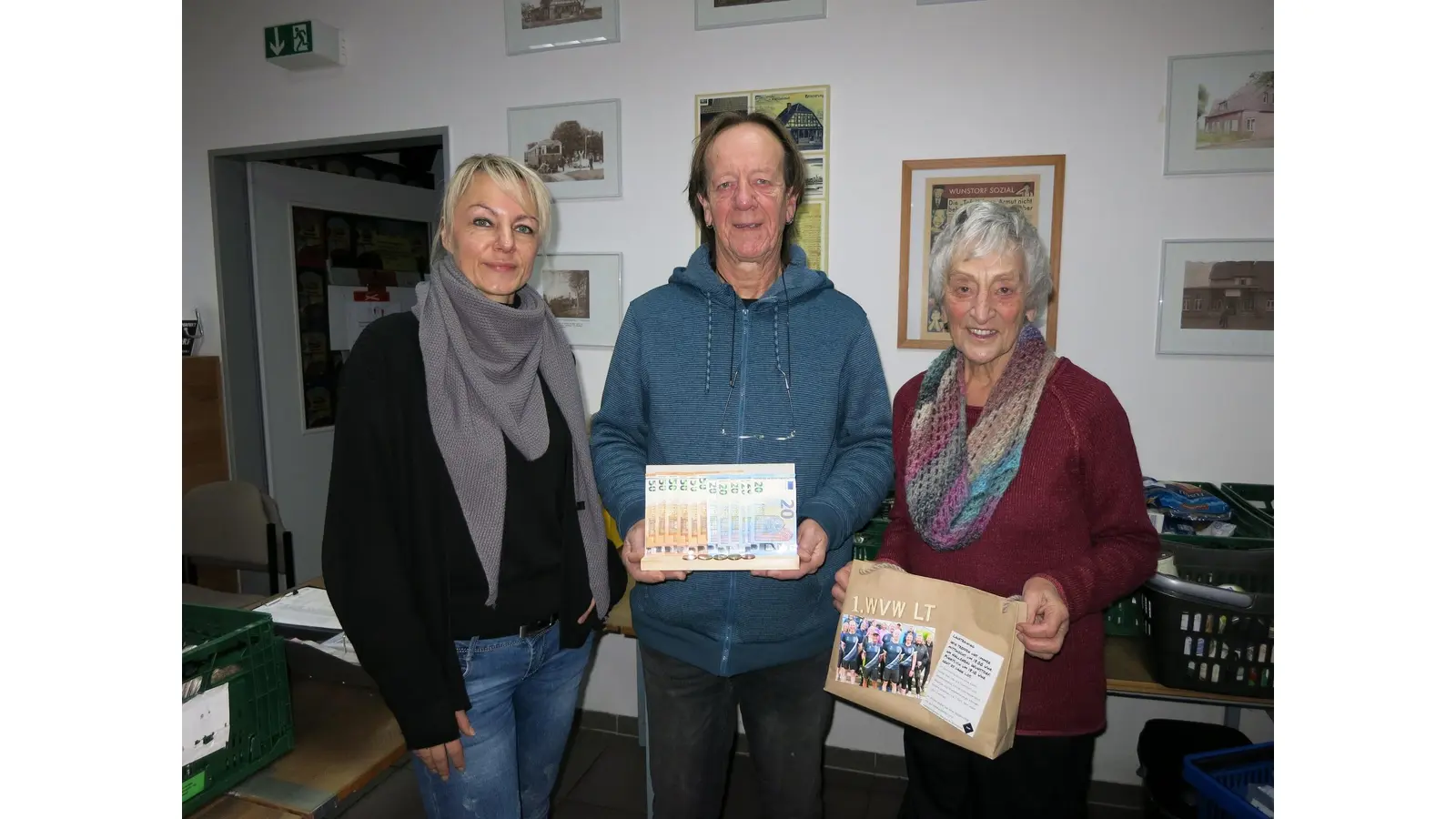 Bei der Übergabe (v.li.): Janine Arbeiter, Frank Löffler und Renate Hofmann. (Foto: privat)