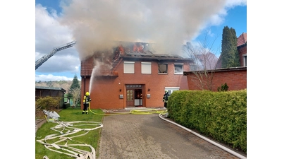 Der Dachstuhl steht auf der gesamten Fläche i Brand. (Foto: privat)