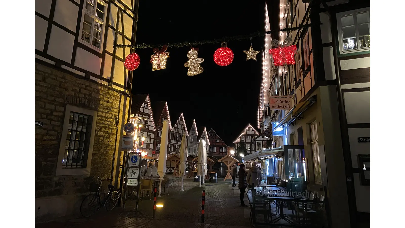 Straßenbeleuchtung in der Rintelner Innenstadt wird im Rahmen der Instandhaltungsmaßnahmen auf LED umgerüstet.  (Foto: Priv.)