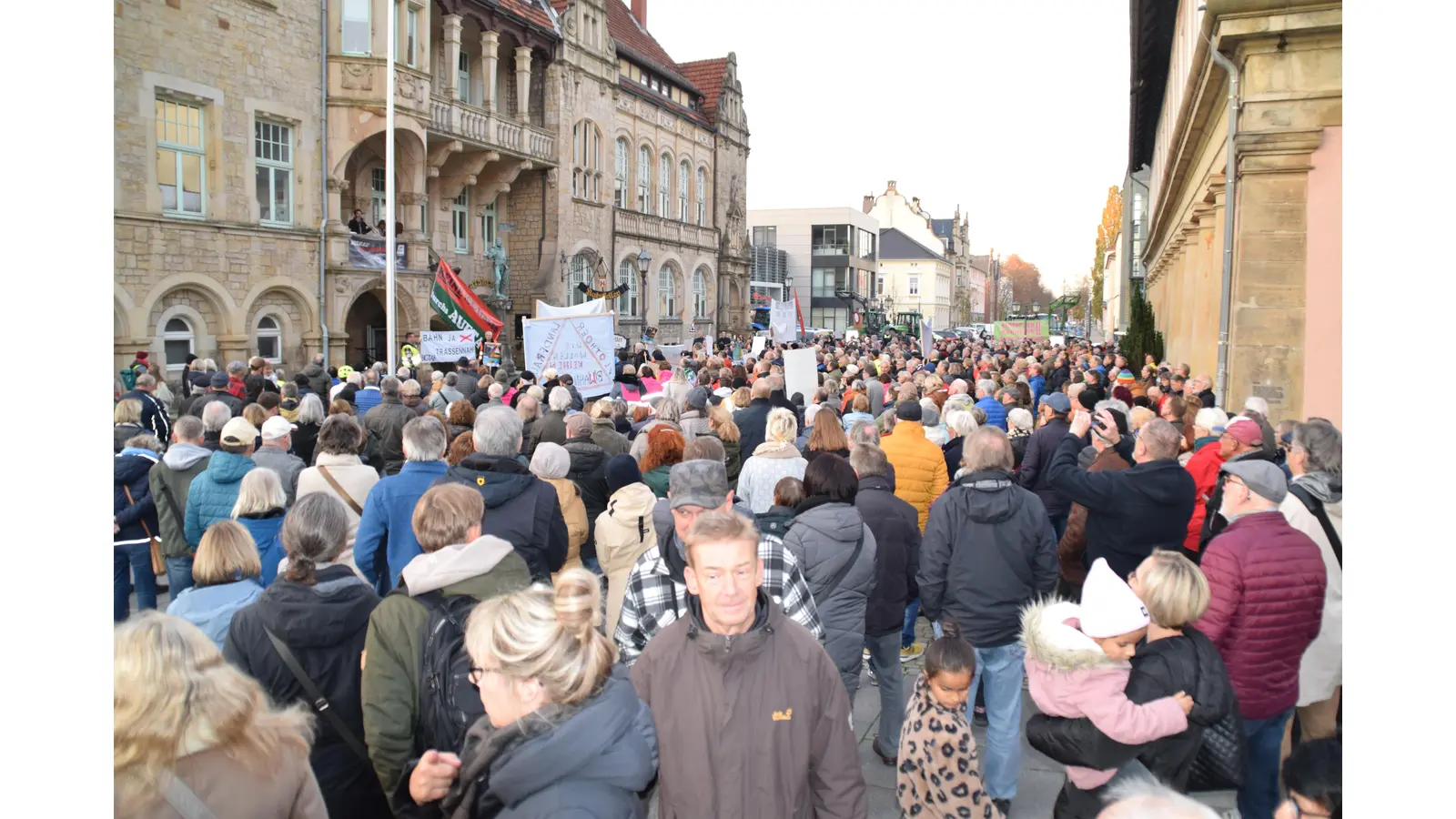 Circa 500 Menschen beteiligten sich an der Veranstaltung auf dem Marktplatz in Bückeburg. (Foto: ab)