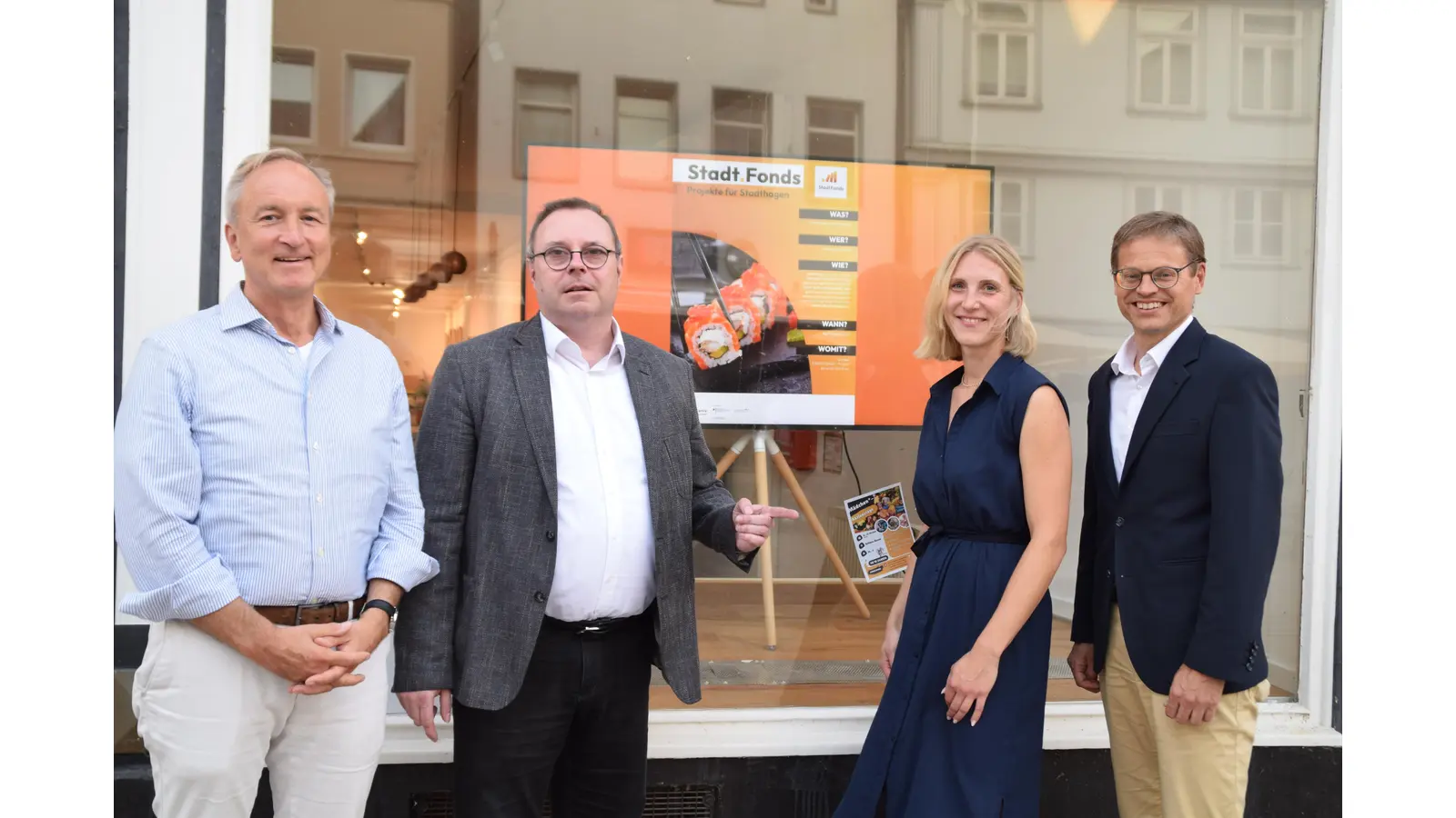 Erfreut über den Erfolg der Auftaktveranstaltung (v.l.n.r): Axel Bergmann, Kern; Martin Wrede, IHK, Jessica Lietzau, Stadt Stadthagen; Dr. Ludwig Schätzl, Landkreis Schaumburg. (Foto: ab)