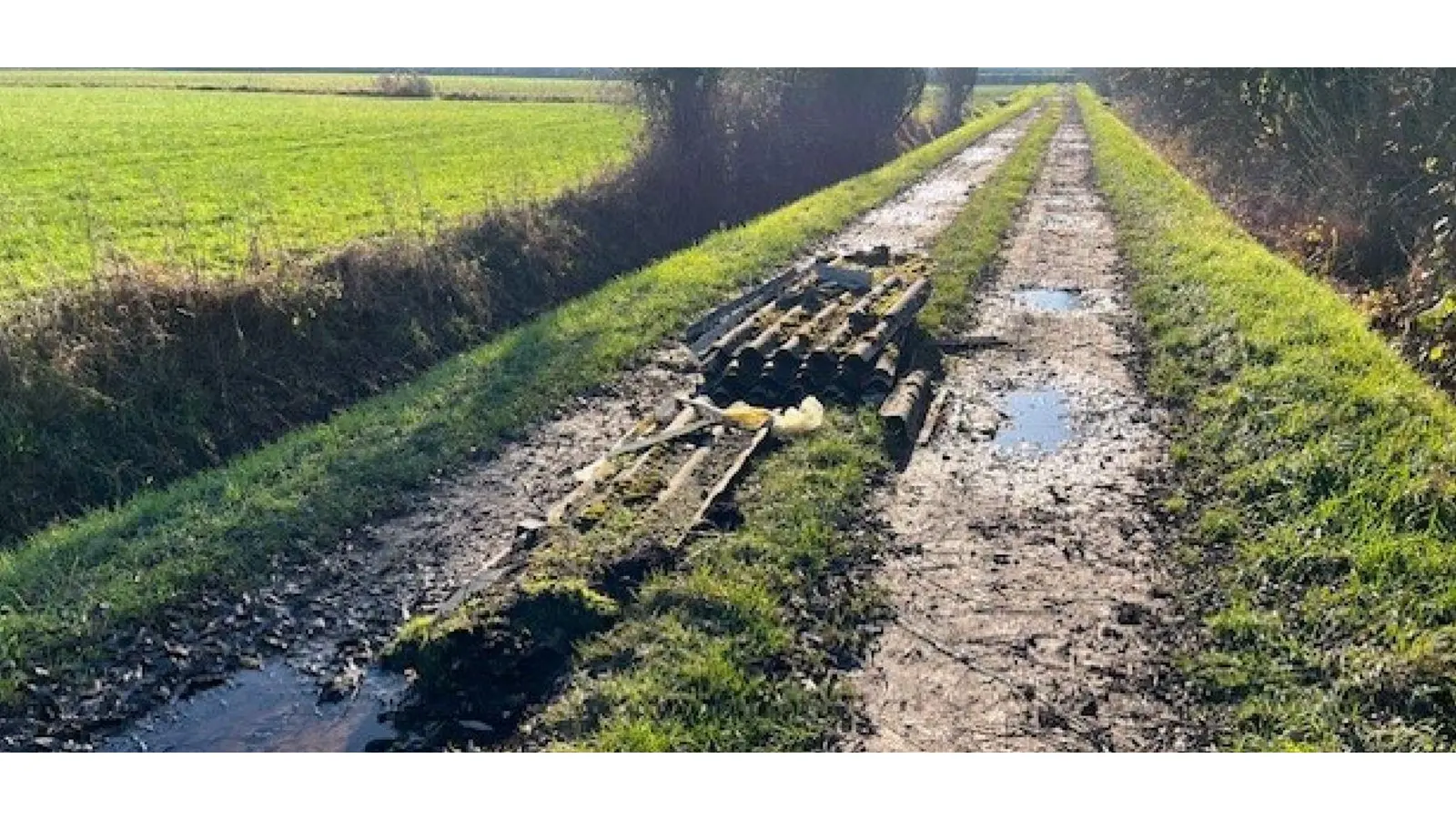 Entsorgte Asbestplatten mitten auf dem Feldweg. (Foto: privat)