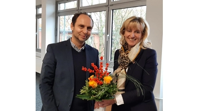 Bürgermeisterin und Stiftungsvorsitzende Andrea Lange begrüßt Lars Niemann neu im Vorstand der Stiftung für Rinteln. <br><br> (Foto: privat)