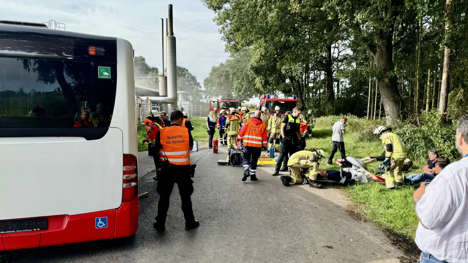 Feuerwehr und Polizei holen die verletzten Insassen aus dem verunfallten Bus. (Foto: Feuerwehr)