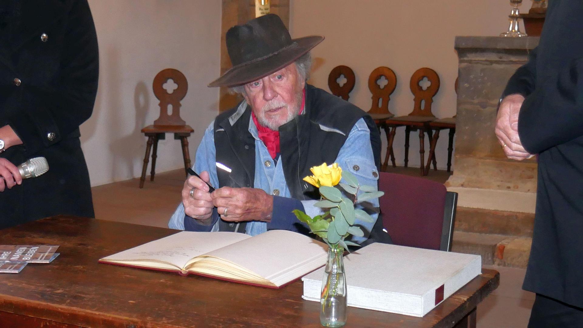 Gunter Demnig bei der Eintragung ins Goldene Buch der Stadt Wunstorf. (Foto: gk)