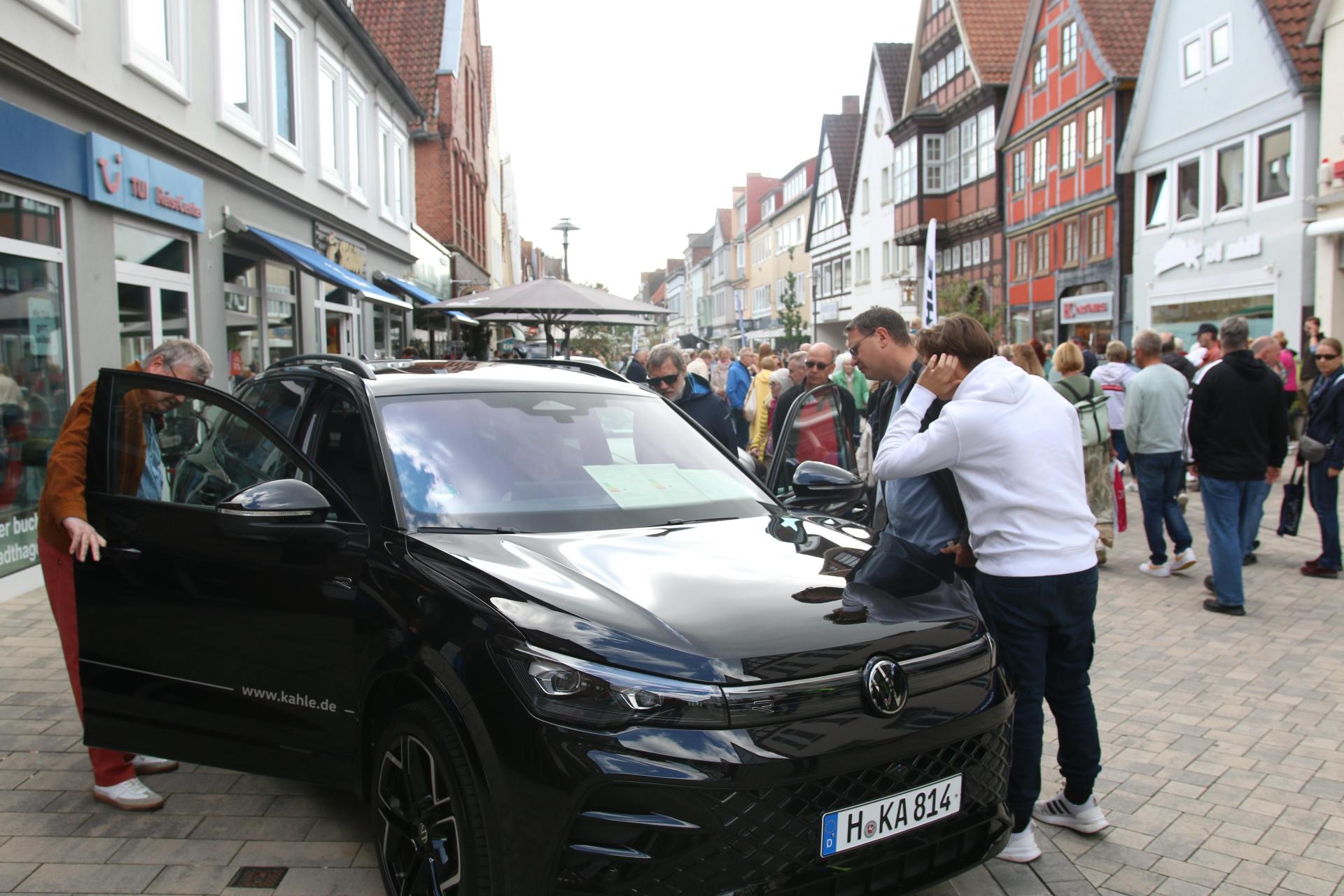 Zahlreiche Besucherinnen und Besucher schauten sich bei der Autoschau um. (Foto: bb)