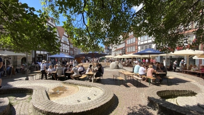 Einfach mal bei guter Musik auf dem Altstadtfest die Seele baumeln lassen in der feinen Stube der Stadt Rinteln auf dem Marktplatz.  (Foto: ste)