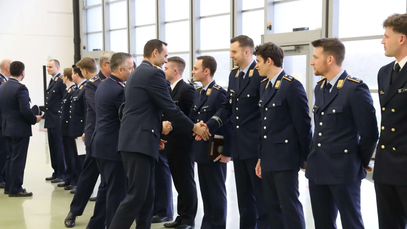 Mit der Schwinge wurden die jungen Piloten ausgezeichnet.  (Foto: Bundeswehr)