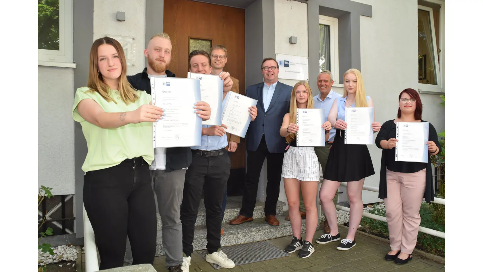 Jahrgangsbeste, vorne v.l.n.r: Celina Steppat, Jonas Lange, Luca Woyke, Sina Berends, Vicky Ahrens, Malin Möhring. Hinten v.l.n.r: Dr. Ludwig Schätzl, Martin Wrede, Peter Klocke. (Foto: ab)