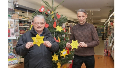 Andreas Klauke (li.) vom Handel- und Gewerbeverein und Matthias Hinse von „Wir für soziale Gerechtigkeit“ beim Start der Wunschbaumaktion, alle 93 Kinderwünsche werden erfüllt.  (Foto: Borchers, Bastian)