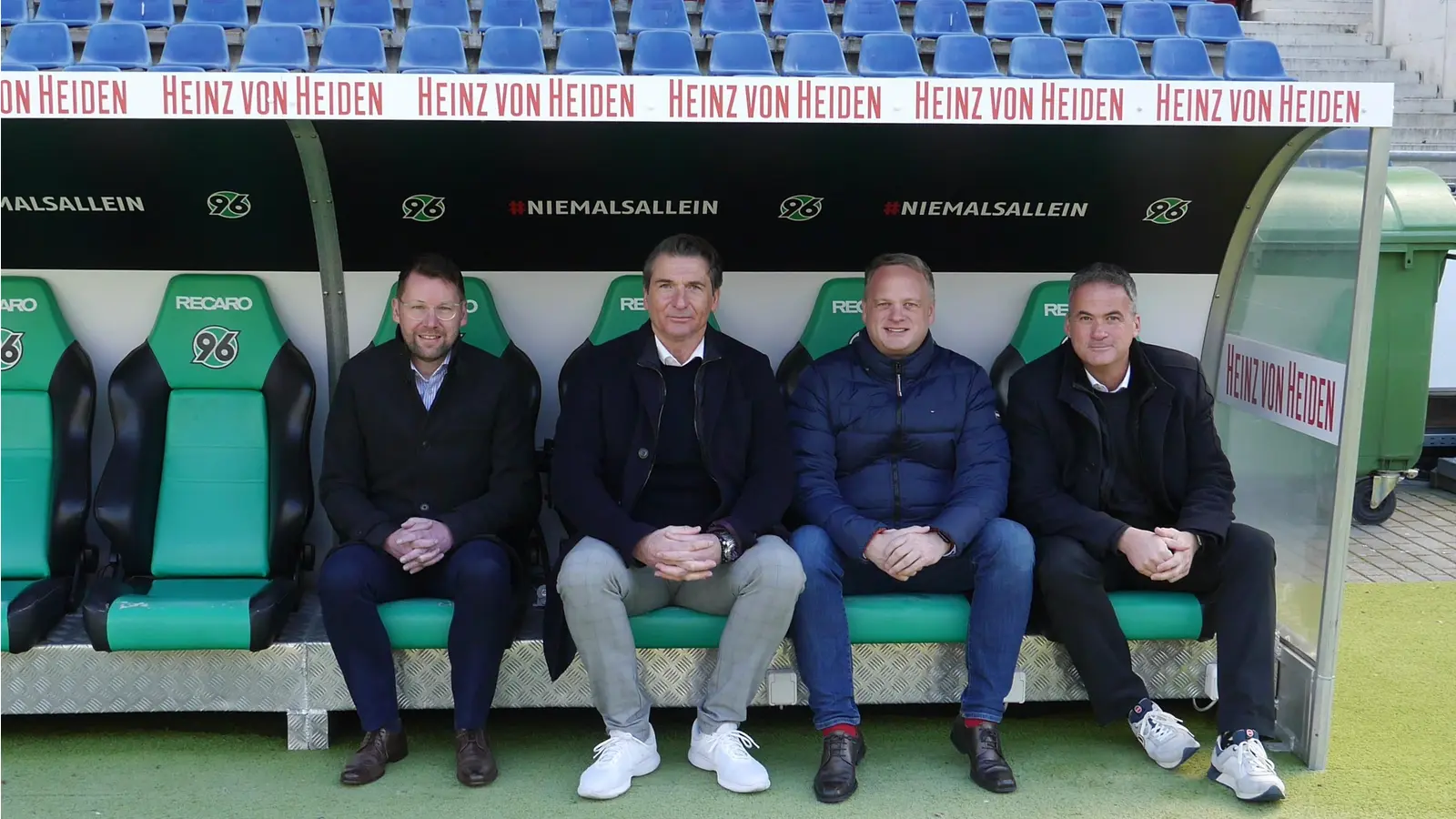 André Lutz, Jürgen Busse, Benjamin Lotz und Mike Schmidt tauschen sich in einem ersten Gespräch über die Möglichkeiten einer Zusammenarbeit von Hannover 96 und der Landesgartenschau Bad Nenndorf gGmbH aus.  (Foto: Borchers, Bastian)