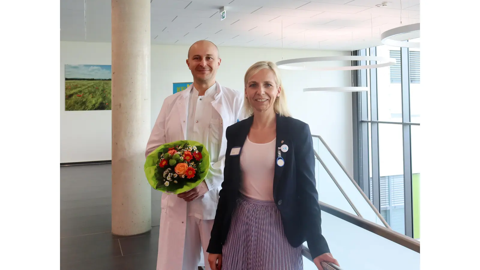 (v. l. n. r.) Razvan Ioan Medrea, Chefarzt der Neurologie am AGAPLESION EV. KLINIKUM SCHAUMBURG und Geschäftsführerin Diana Fortmann. (Foto: privat)