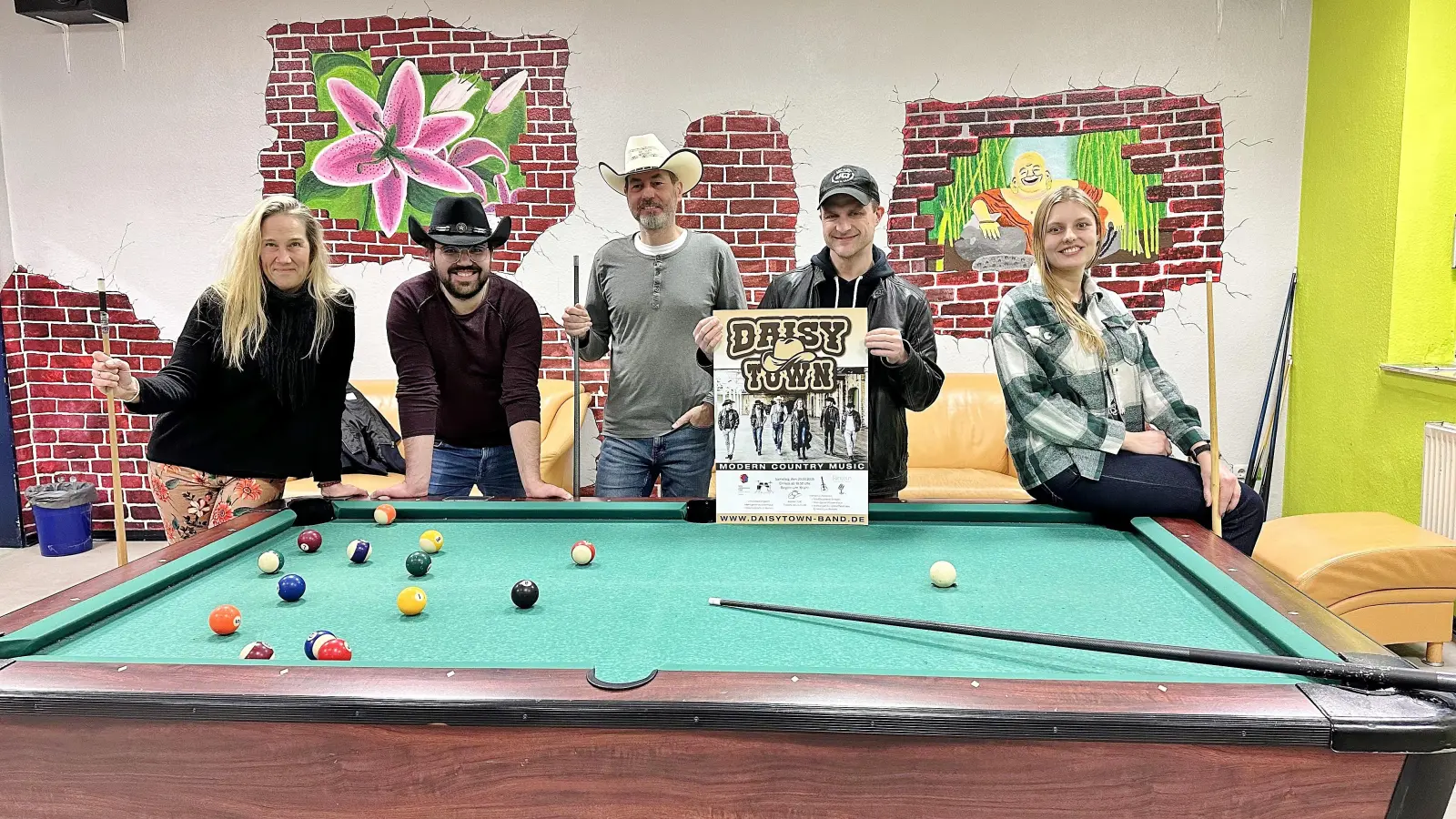 Die „Daisy Town“-Bandmitglieder Silvia Eires, Chris Schwarzenberg, Markus Lehmann, Daniel Ellermann mit Stadtjugendpflegerin Alena Ulrich. (Foto: ste)