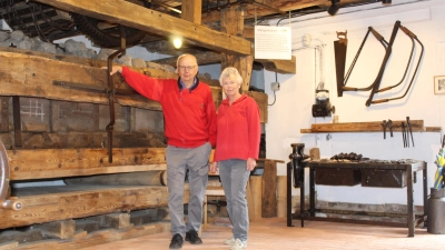 Stellen die Kastenmangel vor: Wilhelm und Gisela Bredthauer. (Foto: wb)