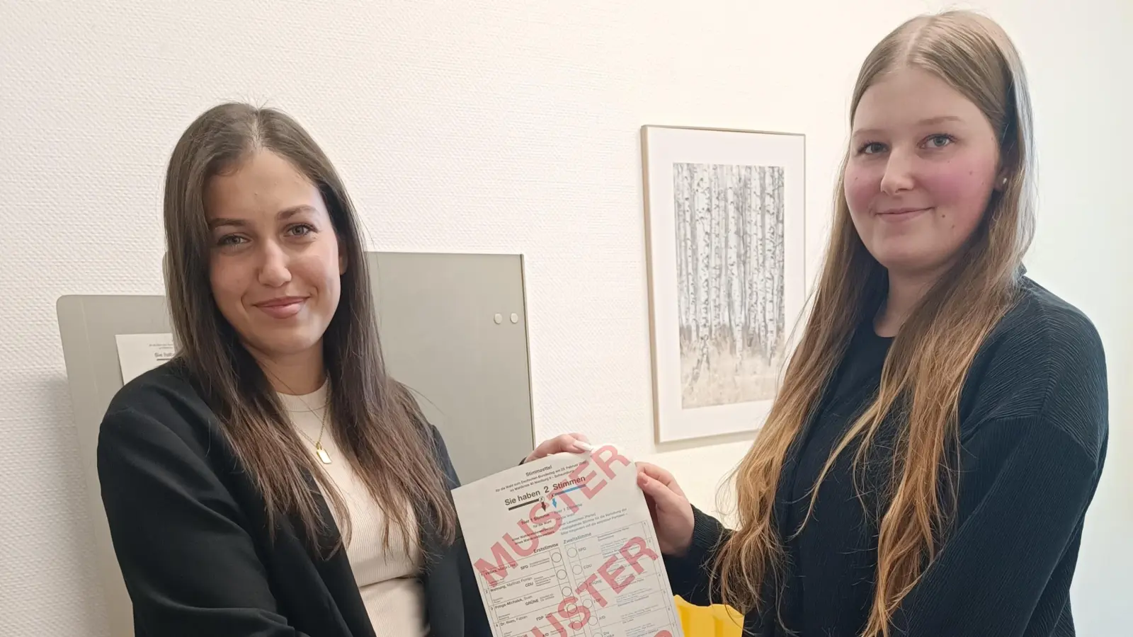 Siedar Osso und Alina Gottselig präsentieren einen Musterstimmzettel zur Bundestagswahl. (Foto: Samtgemeinde Rodenberg)