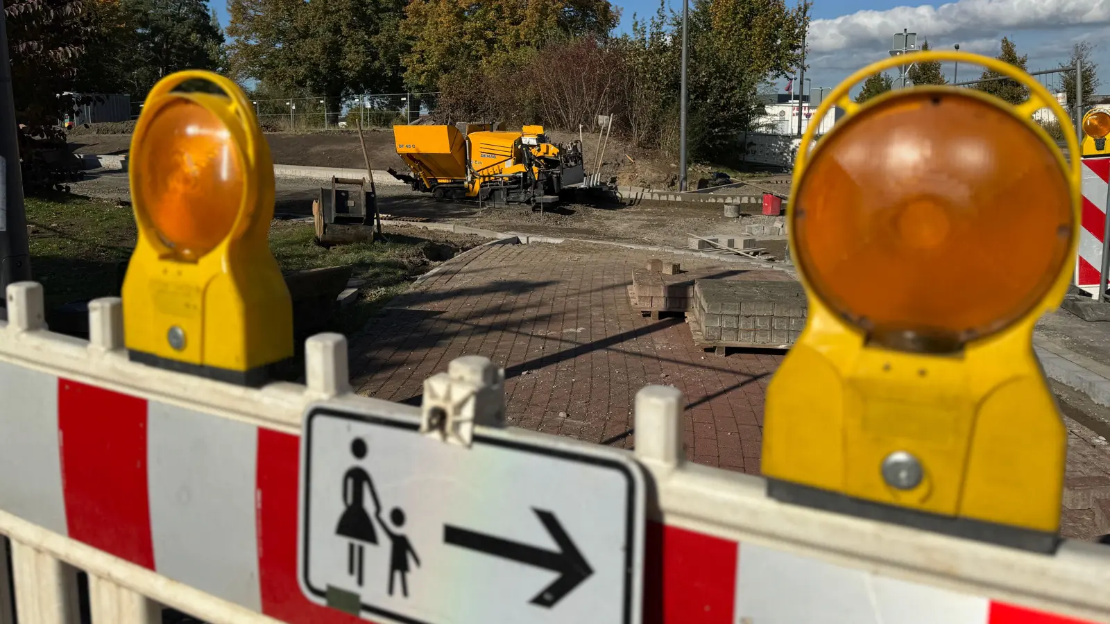 Baumaßnahmen auf der Bahnhofstraße machen Sperrungen notwendig. (Foto: KurT)