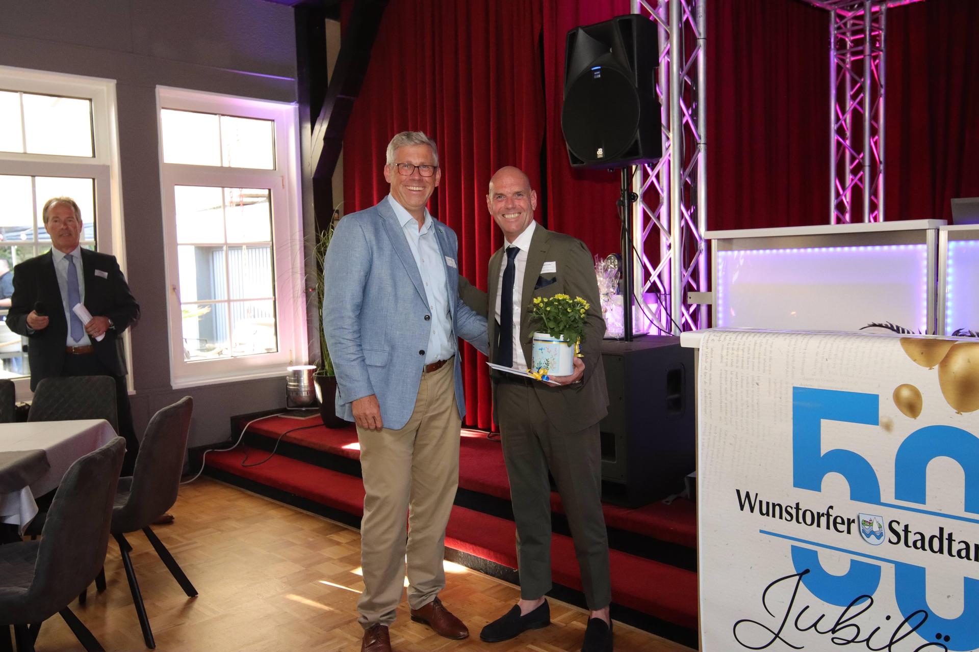 Gehört zu den Gratulanten: Bürgermeister Carsten Piellusch (li.) mit Verleger André Schäffer. (Foto: tau)