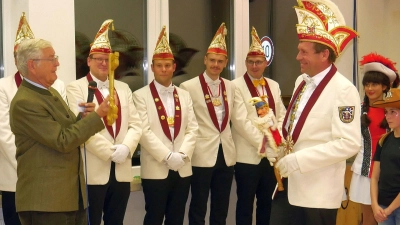 Bürgermeister Börries von Hammerstein überreicht den Schlüssel des Ortes an den Präsidenten Alexander Storck. (Foto: gk)