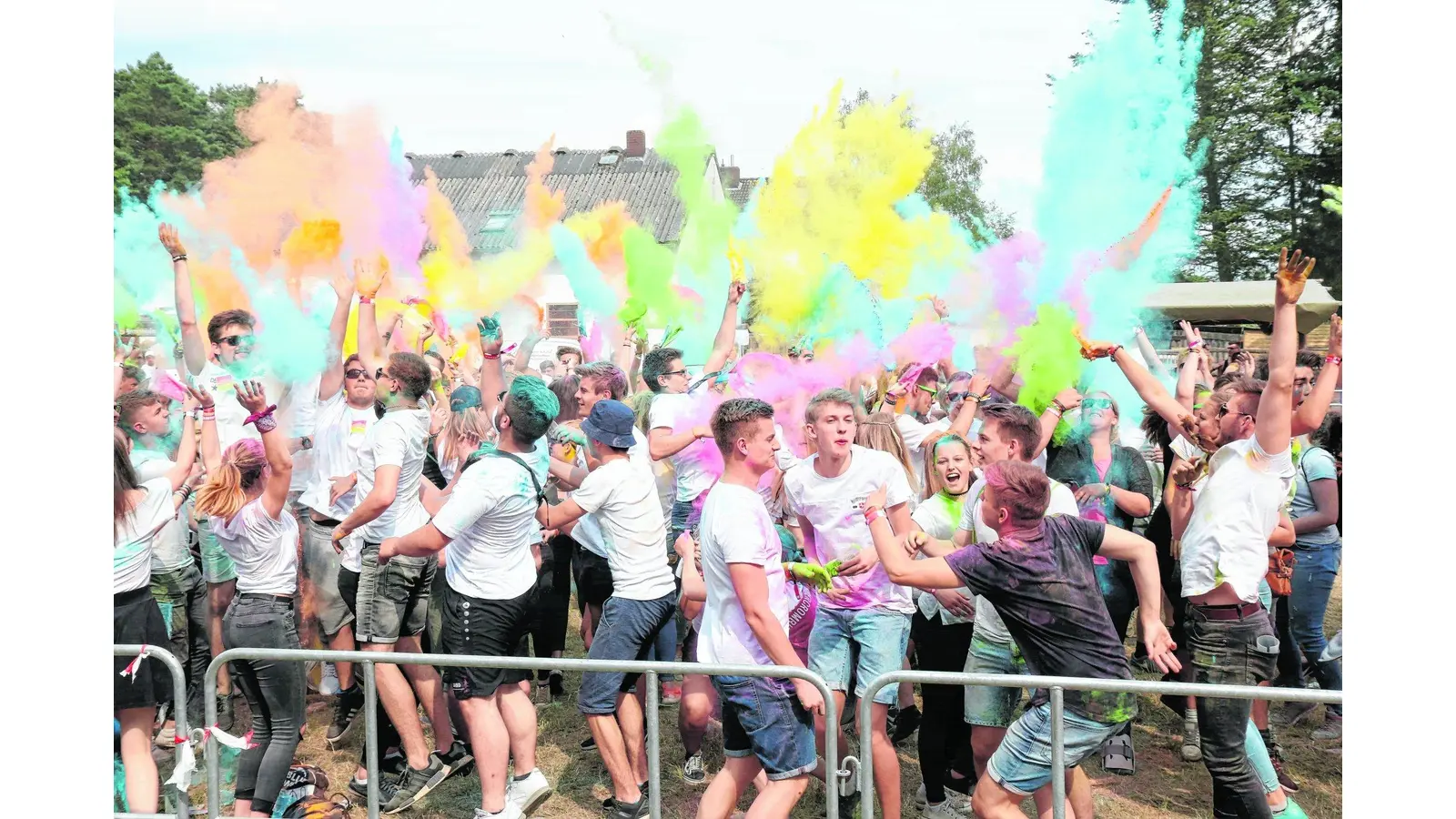 Buntes Treiben zu wummernden Bässen (Foto: tau)