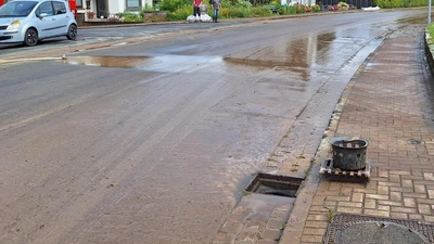 Die Lauenauer Straße in Apelern ist vom Hochwasser nach dem Unwetter betroffen.  (Foto: privat)