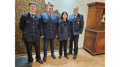 Die Beförderten Kameraden, Sascha Langhorst, Till Schwiering und Inka Sutioso, rechts Andreas Kastning. (Foto: privat)