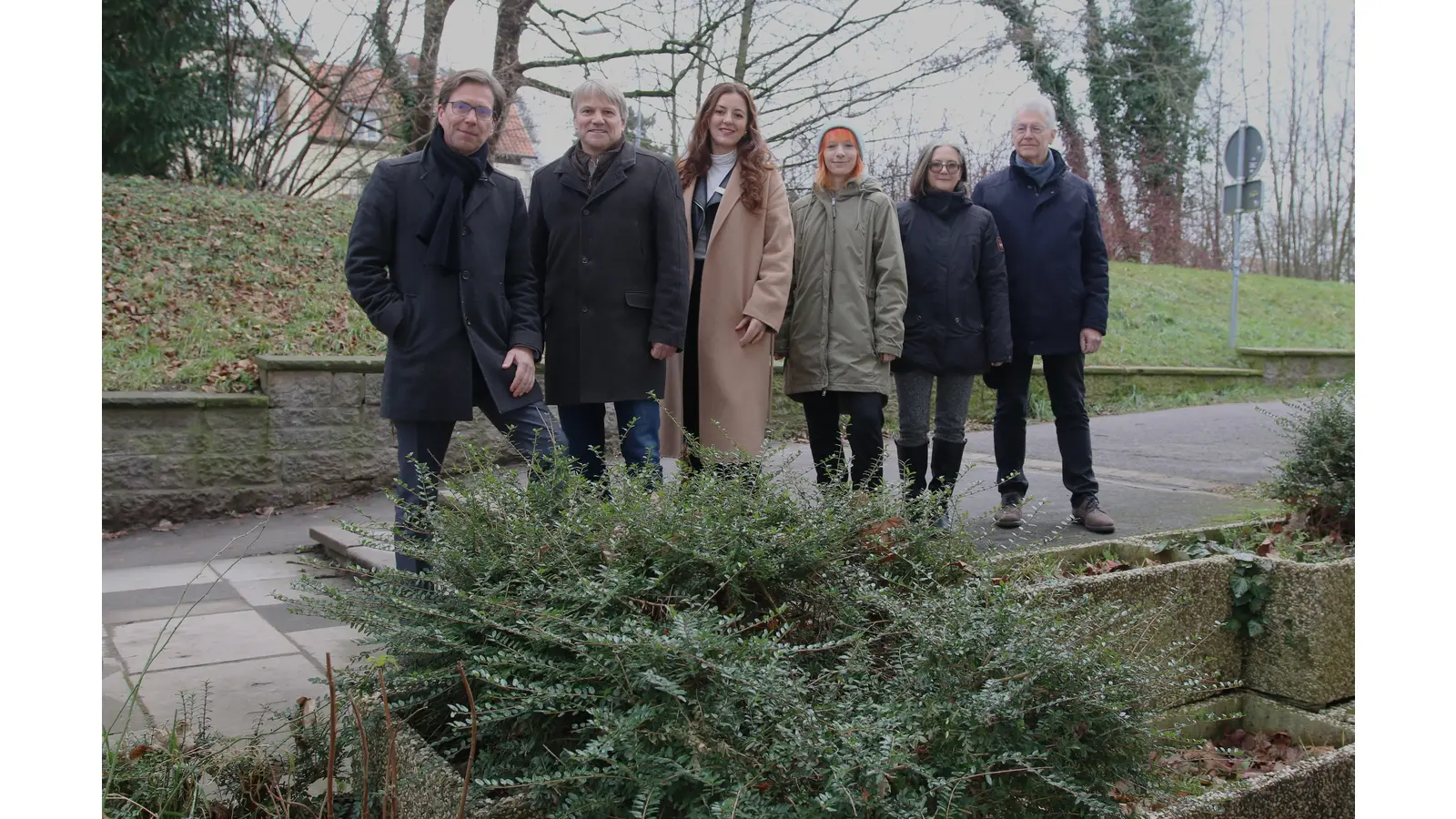 Arne Oltrogge (SMS), Bürgermeister Oliver Theiß, Nadica Georgieva vom Modehaus Hagemeyer, Vanesse Wecke (Waste Fight Walk), Iris Freimann (Stadtverwaltung) und Heinz Aumann (Verkehrsverein) freuen sich auf die Neubepflanzung der Kübel am Wallaufgang.  (Foto: bb)