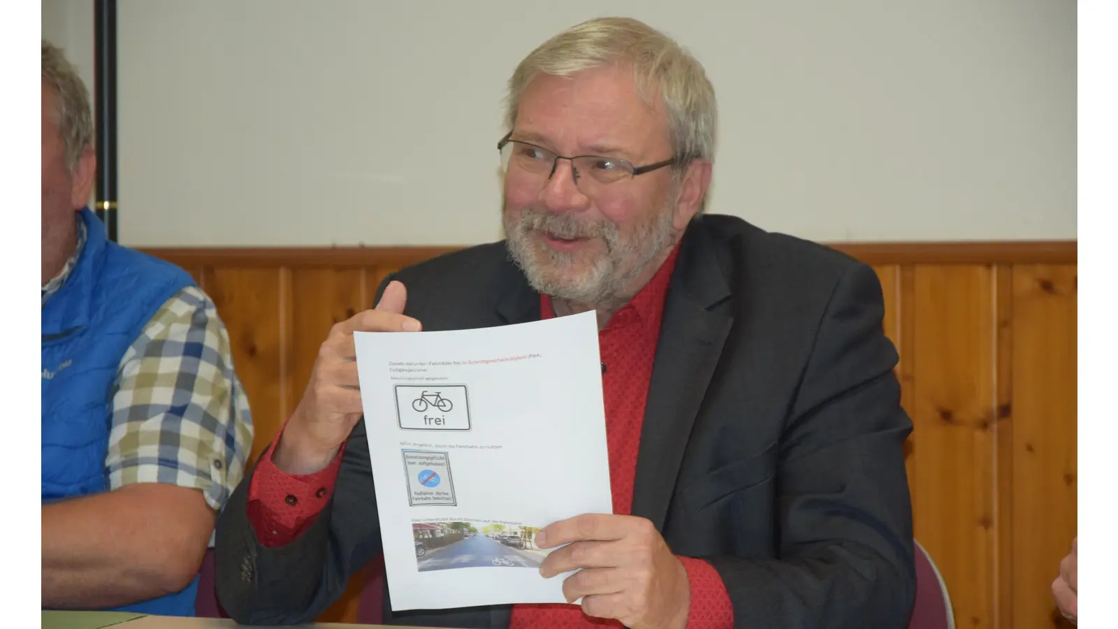 Dr. Norbert Handke stellt die neuen Leporellos zur Fahrradstraße und Fahrradzone vor.  (Foto: ste)