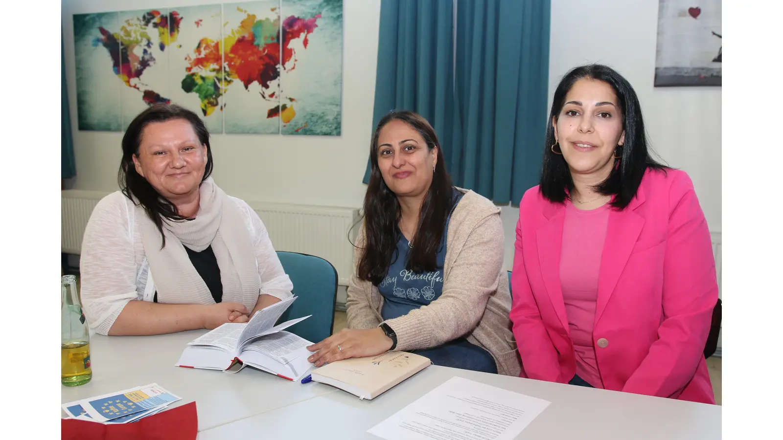 Die Multiplikatorinnen Kamila Zajaczkowska (v. li.), Katayon Shateri und Muna Tamari laden zugewanderte EU-Bürger zum EU-Treff, bei dem diese Unterstützung beim Ankommen in Schaumburg erhalten.  (Foto: Borchers, Bastian)