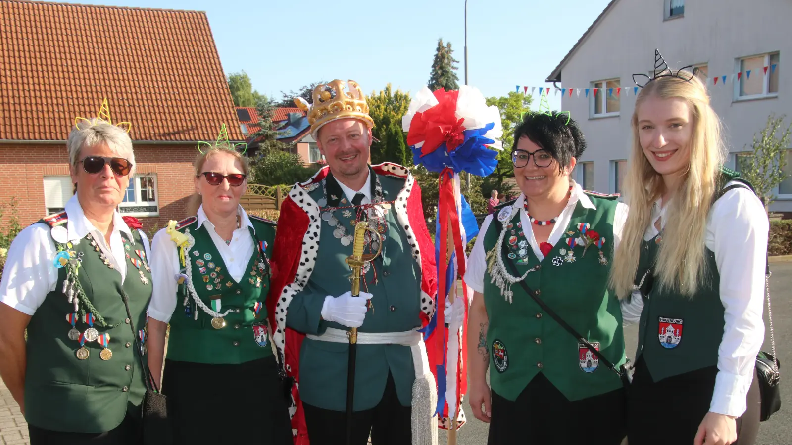 Die Schützendamen (v.re.) L. Mensching, Nina Becker, Silke Auhage und Thamara Tieste kleideten König Oliver ein.  (Foto: gi)