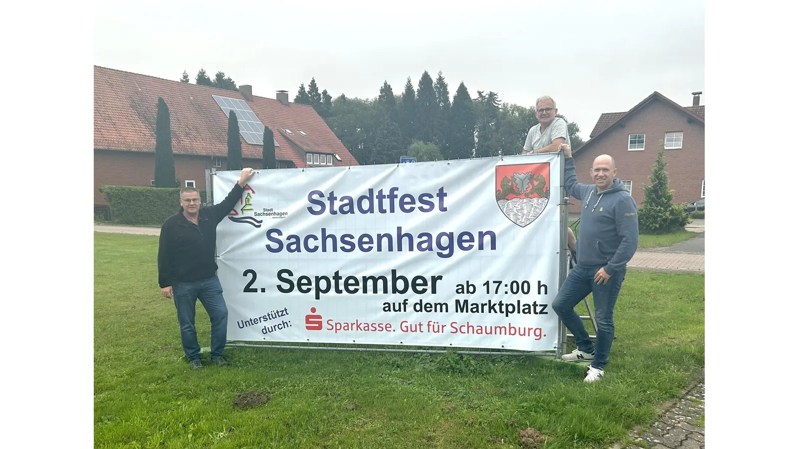 Bürgermister Ralf Hantke (li.) und seine Vertreter Markus Heinz und Sebastian Knoche laden zum Stadtfest ein.