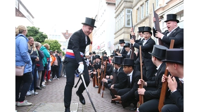 Angekommen auf dem Marktplatz starten die „Jungen Bürger“ die „Welle“. (Foto: bb)