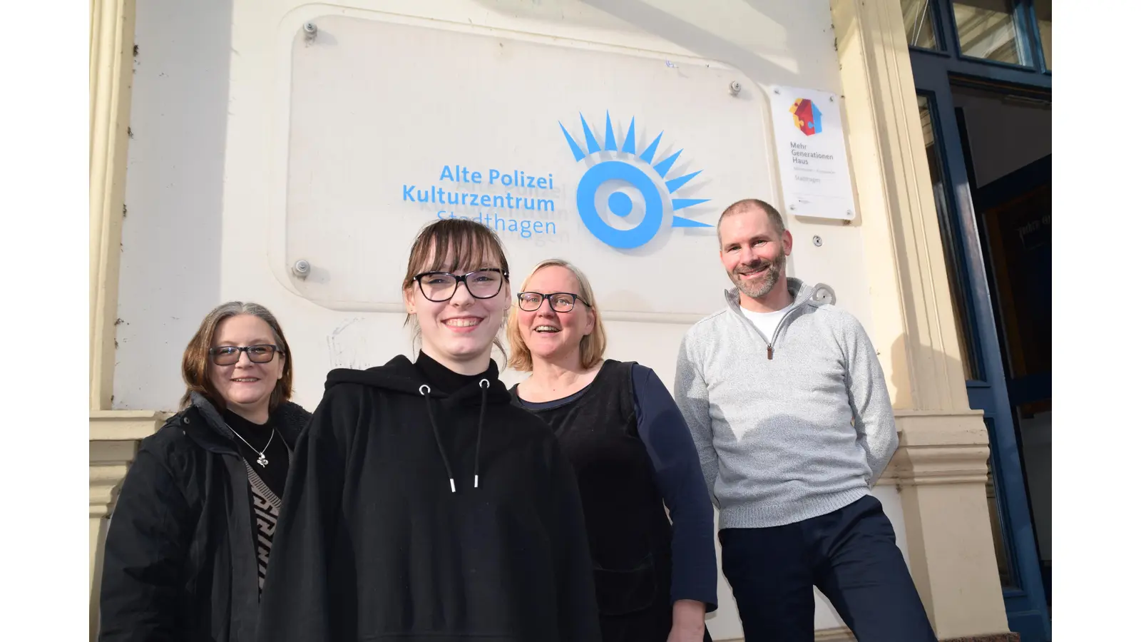 (V.l.n.r.) Iris Freimann (Stadt Stadthagen), Carlotta Dobberstein (FSJ -Kultur-), Renate Junklewitz (Alte Polizei), Sebastian Ahlerichs (LKJ Nds.) (Foto: ab)