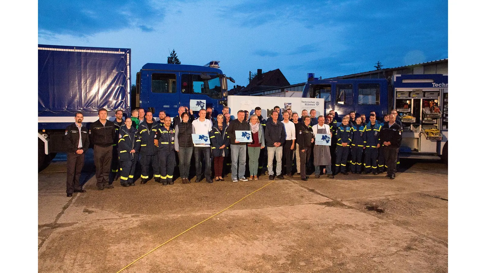 Große Freude nach der Bescheid-Übergabe bei den Verantwortlichen des THW in Stadthagen. (Foto: privat)