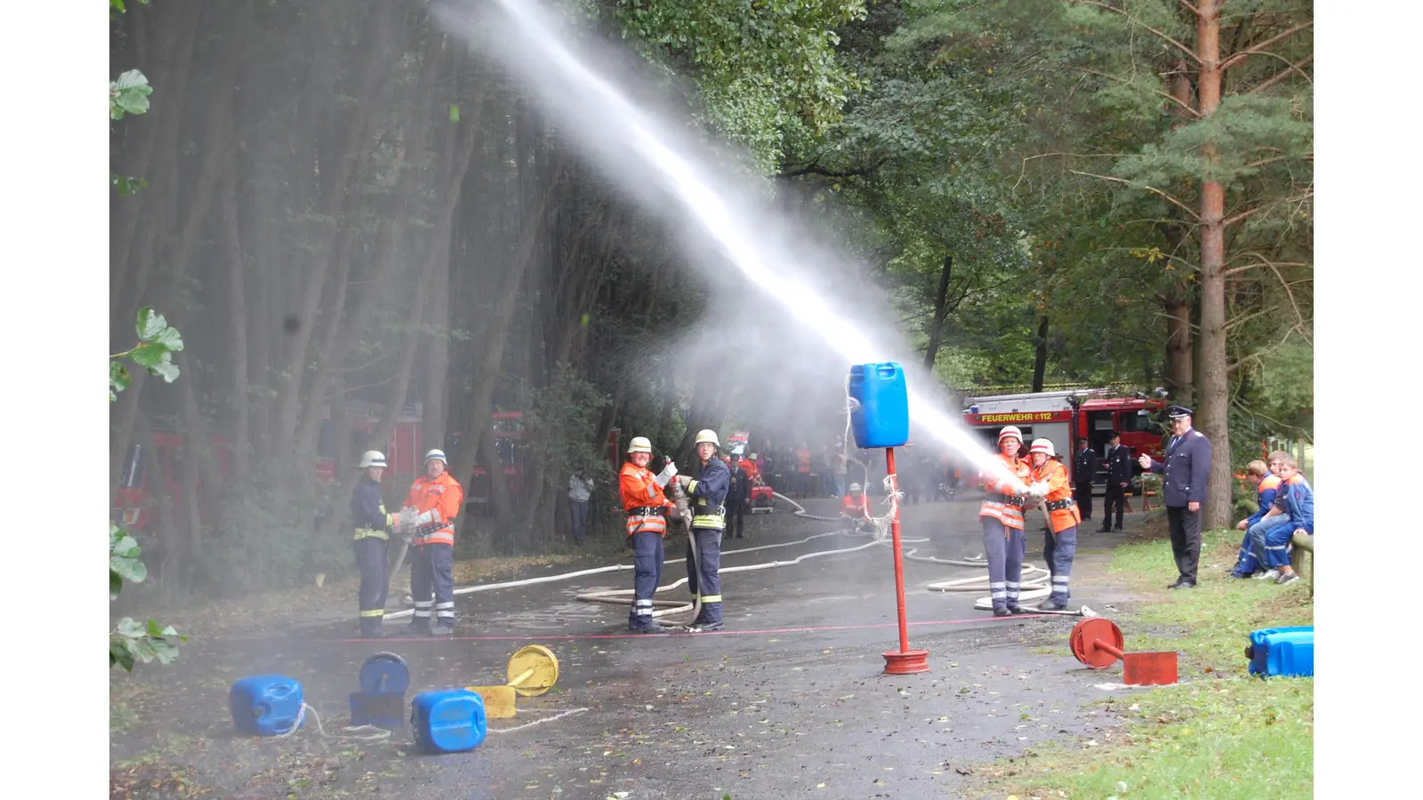 Harter Wettkampf für die Wehren, jede Menge Showfaktor aber auch für die Zuschauer.  (Foto: ste)