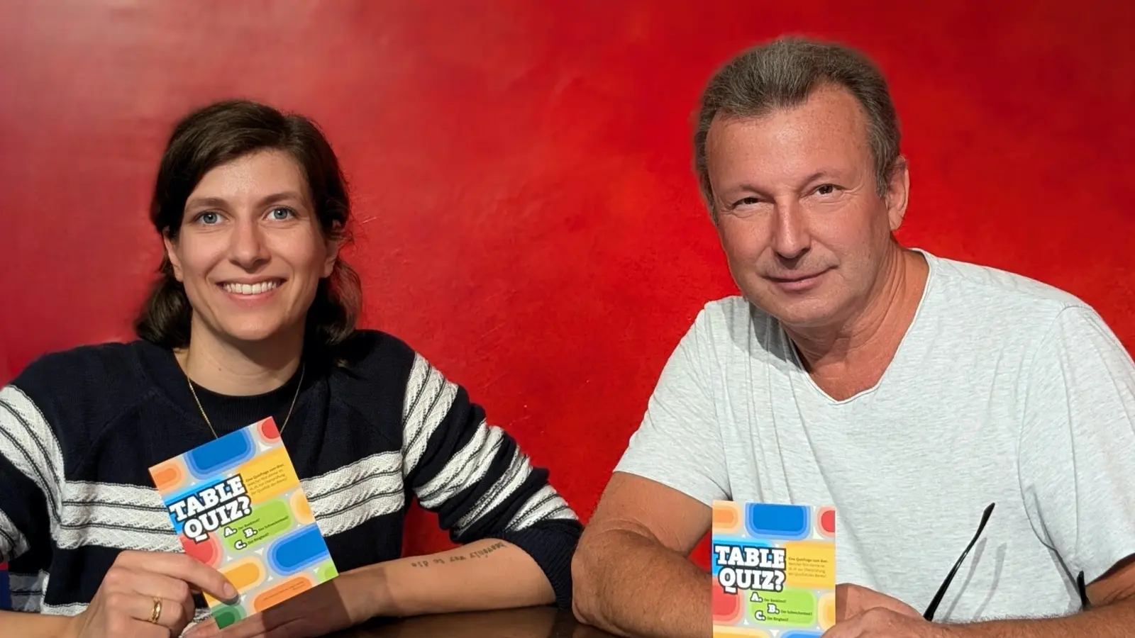 Miriam Fennen vom Team der „Alten Polizei“ und Frank Suchland machen auf die Table-Quiz-Termine im Herbst aufmerksam. (Foto: Reema Sulaiman)