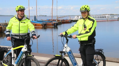 An den Strandterrassen vor dem Steinhuder Meer präsentieren Torsten Jahn und Kathrin Langenstein ihre hochwertigen Pedelecs.  (Foto: gi)