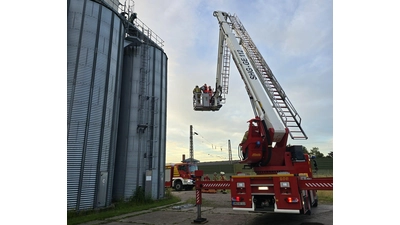 Mit der Hubrettungsbühne werden die Jugendlichen vom Silo geholt. (Foto: Feuerwehr Lindhorst)