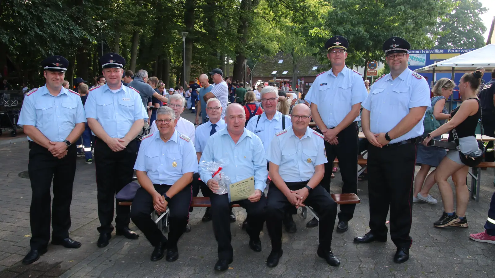 Geehrte Mitglieder der Feuerwehr Steinhude (v.li.). Benjamin Heidorn, Martin Ohlendorf, Ralph Nellesen, Berndt Büsselberg, Udo Senne, Dieter Harste, Heinrich-Jürgen Buhre, Hans-Jürgen Wunnenberg, Lars Schwieger und Marcel Nellesen. (Foto: gi)