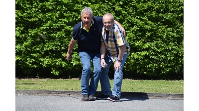 Dietmar Hasemann (li.) und Thomas Bachmann werfen gemeinsam die erste Kugel. (Foto: ab)