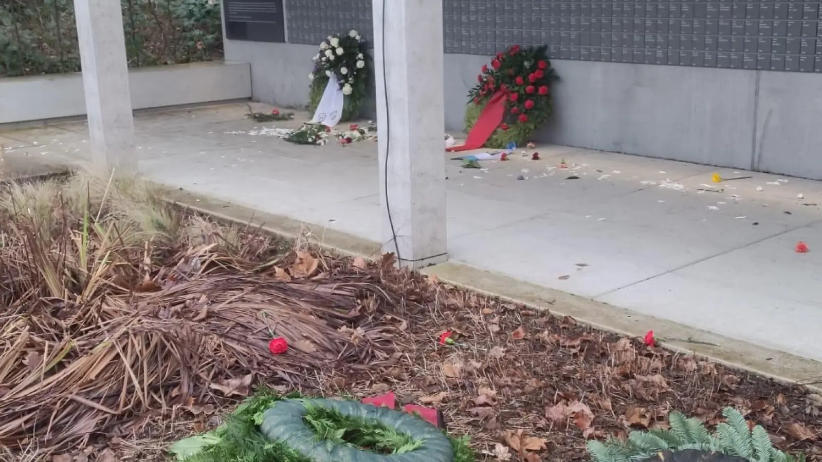 Blumenkränze zerstört: Vandalismus in der Gedenkstätte Ahlem. (Foto: Stefanie Burmeister, Region Hannover)