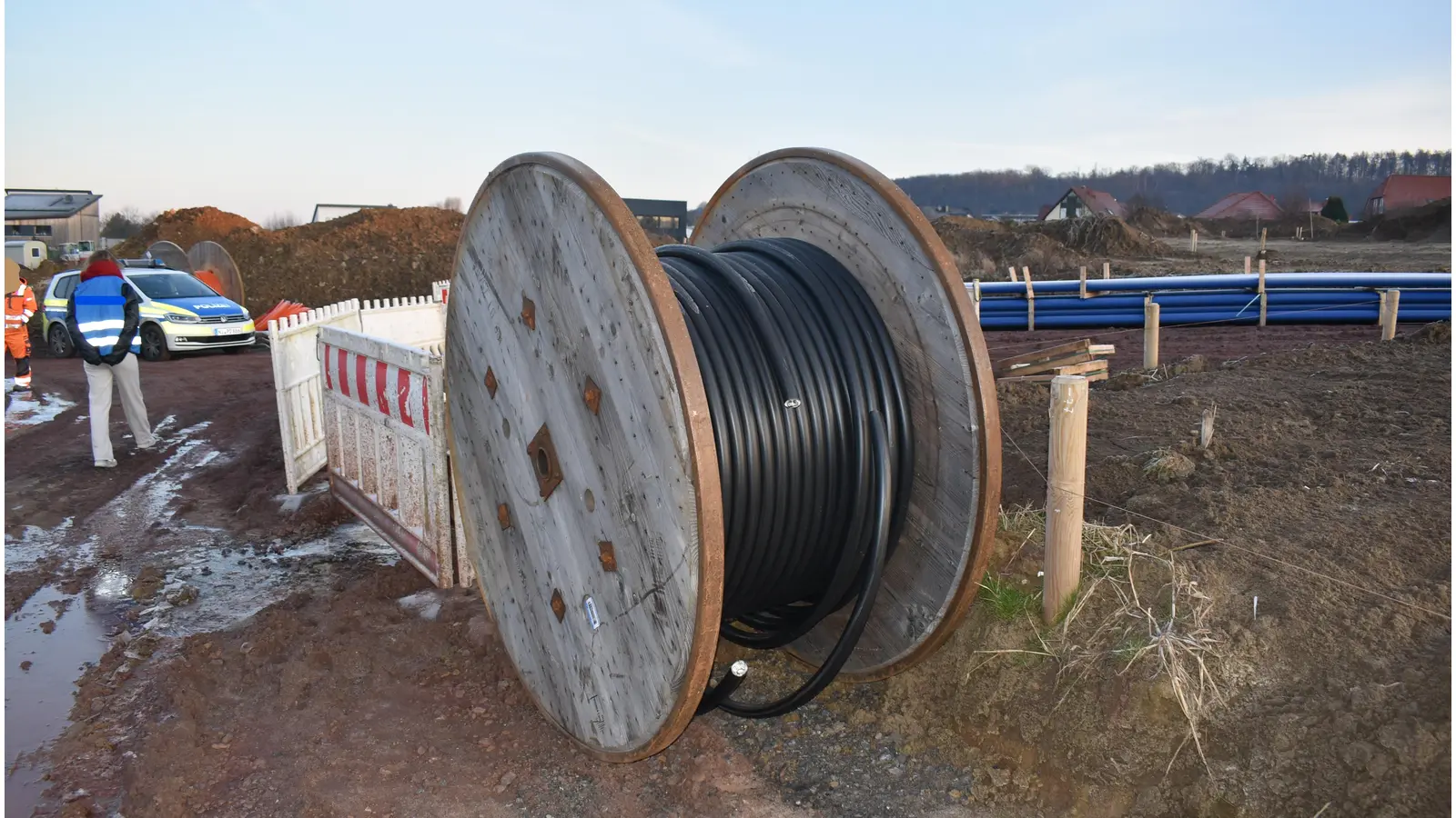 Baustelle mit Kabeltrommel, von der circa 150m Erdkabel abgeschnitten wurde. (Foto: privat)