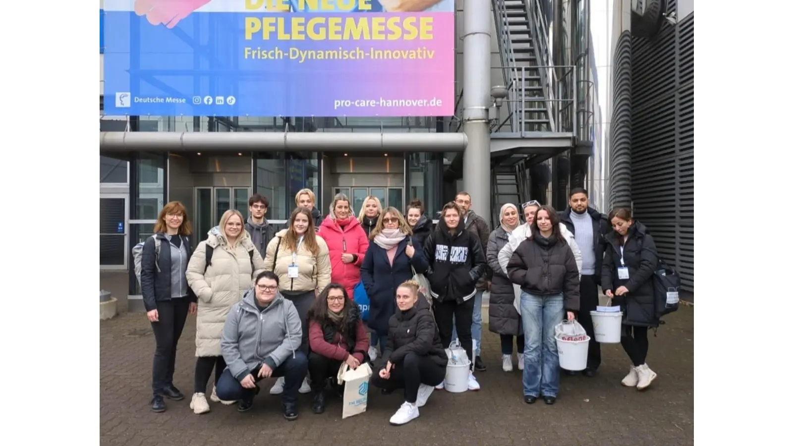 Auszubildende und Fachleute aus der Praxisanleitung des Kreisaltenzentrums nehmen von der „Pro-Care-Messe“ in Hannover eine Reihe von Anregungen mit.  (Foto: privat)